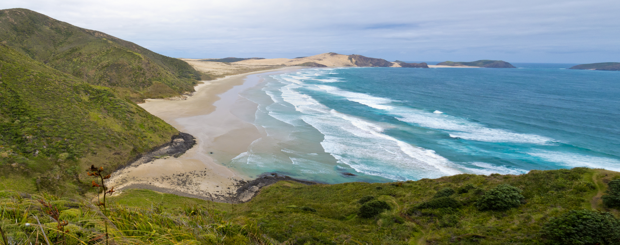 Einsamer Sandstrand zwischen Cape Reinga und Cape Maria van Diemen am nördlichen Zipfel der Nordinsel Neuseelands