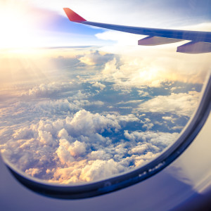 Wolken und Himmel aus Flugzeugfenster