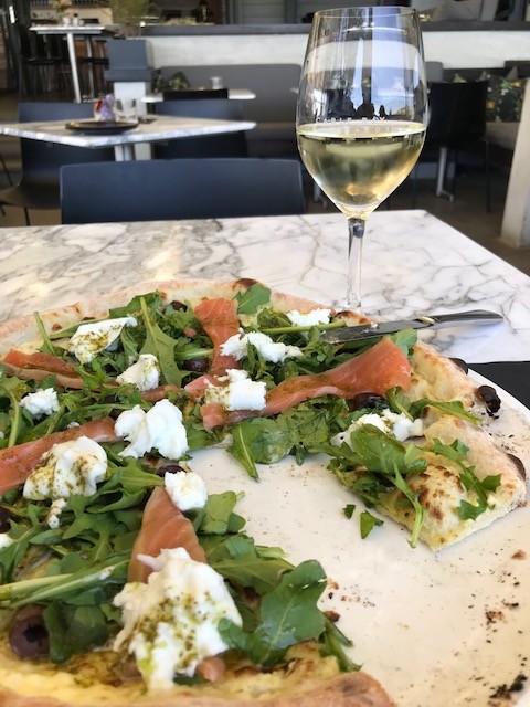 Superleckere Pizza und ein Glas preisgekrönter Sauvignon Blanc von 2017. Passte hervorragend.