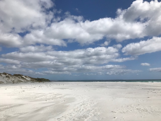 Total weißer Sandstrand. An der Ostküste ist der Sand meist viel heller und weicher als im Westen.