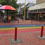 Regenbogen-Fußübergang an Cuba Street, ein Zeichen für Diversity